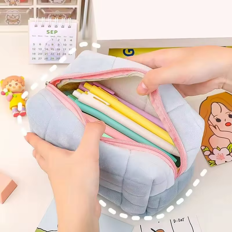 Large women's zippered cosmetic storage bag, makeup organizer, stationery bag, pencil case, travel makeup bag.