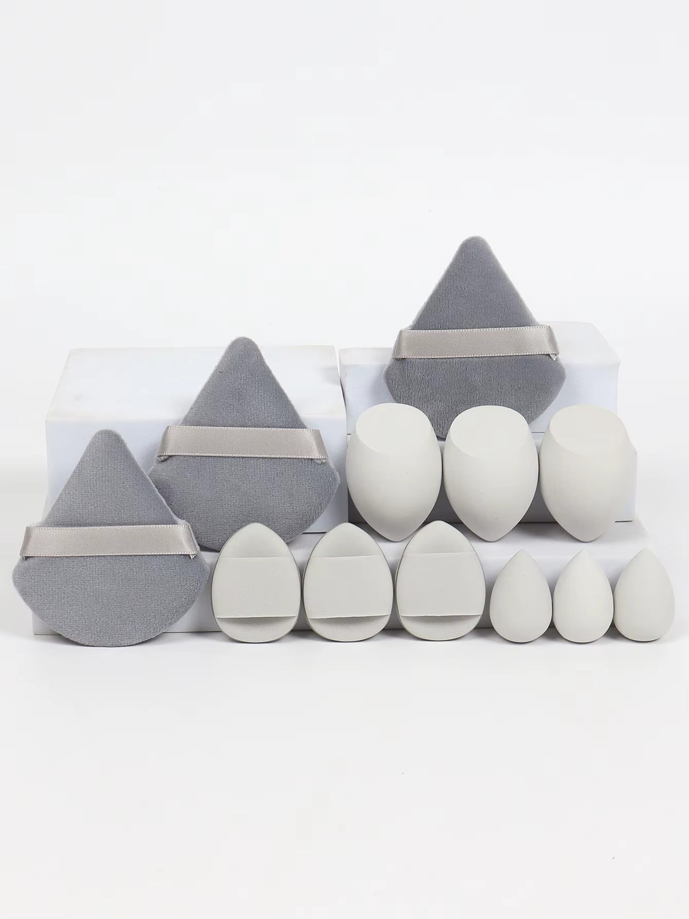 12-piece multi-purpose makeup sponge set, consisting of 3 loose powder puffs, 3 mini air cushion puffs, 3 beauty eggs, and 3 mini beauty sponges.
