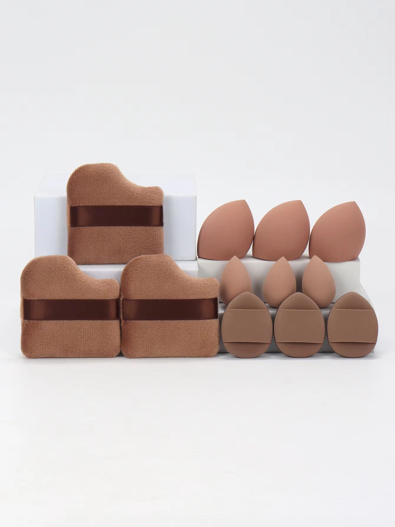 12-piece multi-purpose makeup sponge set, consisting of 3 loose powder puffs, 3 mini air cushion puffs, 3 beauty eggs, and 3 mini beauty sponges.